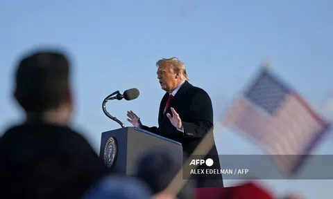 Ông Trump hứa sẽ trở lại “theo cách nào đó” trong ngày chia tay