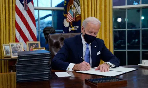 Ngày đầu nắm quyền, ông Biden sa thải hàng loạt thân cận của người tiền nhiệm