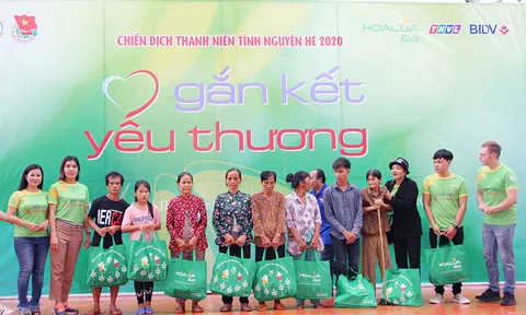 Dàn sao Việt đem gạo Hoa Lúa về Vĩnh Long “Gắn kết yêu thương” bà con nghèo