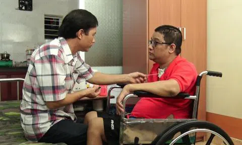 Nghị lực phi thường của chàng youtuber bị liệt tứ chi