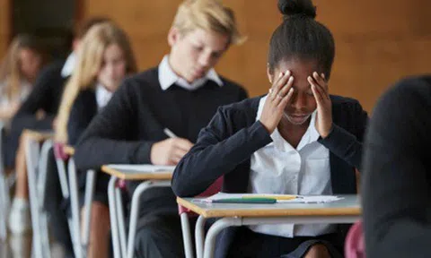 Hãy cùng con đương đầu với áp lực