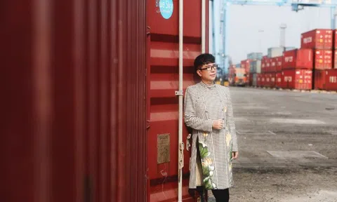 Ca sỹ Long Nhật lịch lãm trong tà Áo dài của NTK Việt Hùng