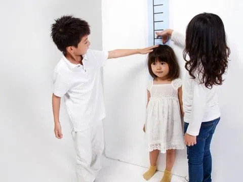 Sau nghỉ hè, nhiều mẹ “giật mình” khi con thấp còi hơn bạn, bác sĩ tiết lộ 4 cách “kích” chiều cao hiệu quả