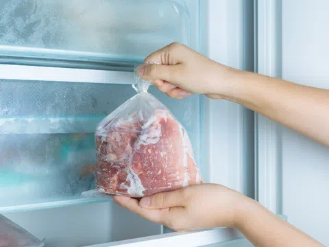 Thịt cất trong tủ lạnh: Sau thời gian này, dù thịt đã mua có sạch, đắt đến mấy cũng phải vứt đi