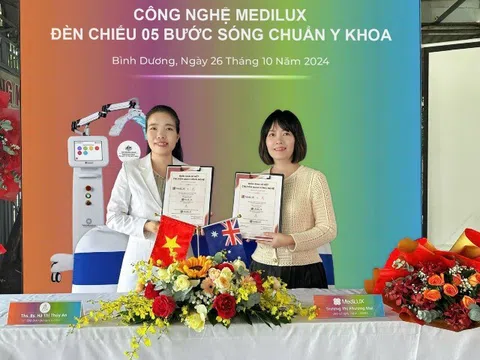 PKCK Da liễu - ThS. BS. Hà Thị Thúy An trang bị Công nghệ đèn LED 5 bước sóng chuẩn Y khoa