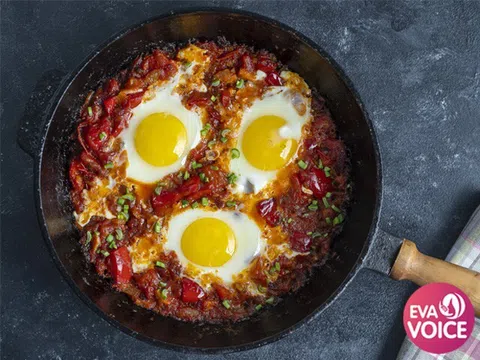 Shakshuka: Bữa sáng hoàn hảo với trứng tan chảy trong sốt cà chua cay nồng