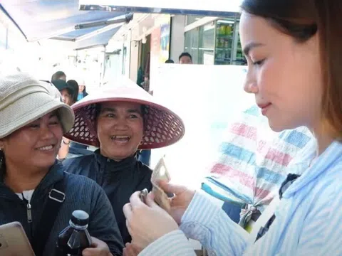 Hồ Ngọc Hà cùng mẹ ruột về nơi mình sinh ra, đứng ở đường quốc lộ nói: "Muốn chụp hình thì phải mua hàng"