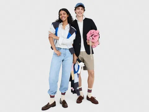 Hé lộ những thiết kế đậm chất học đường trong BST UNIQLO X JW ANDERSON Xuân/Hè 2025 