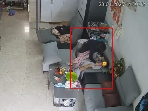 Camera trong nhà ghi lại cảnh tượng bé trai bị co giật vì cúm, người mẹ hoảng loạn làm hành động liền bị chỉ trích