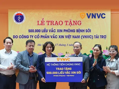 Hệ thống tiêm chủng VNVC tặng Bộ Y tế nửa triệu liều vắc xin sởi chống dịch