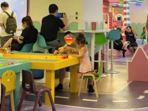 Khung cảnh trái ngược ở khu vui chơi trẻ em trong trung tâm thương mại ngày nghỉ lễ