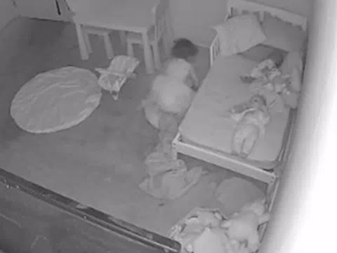 Con gái đột nhiên bị kéo xuống gầm giường lúc nửa đêm, bố xem camera thấy cảnh tượng kỳ lạ
