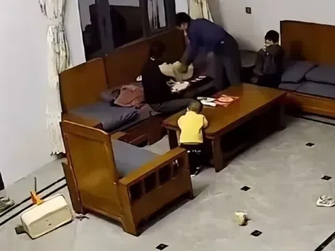 Bé gái 3 tuổi bị ông bà nội đánh liên tiếp, mẹ bất lực còn bố thờ ơ