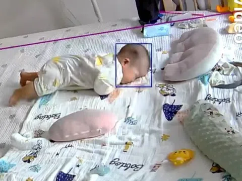 Bé sơ sinh nằm một mình trong phòng ngủ, camera ghi lại cảnh tượng khiến người xem rơi nước mắt