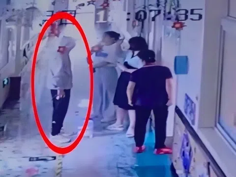 Camera trường học ghi lại cảnh một người đàn ông giả làm ông nội đến đón cháu, cái kết khiến nhiều phụ huynh rùng mình