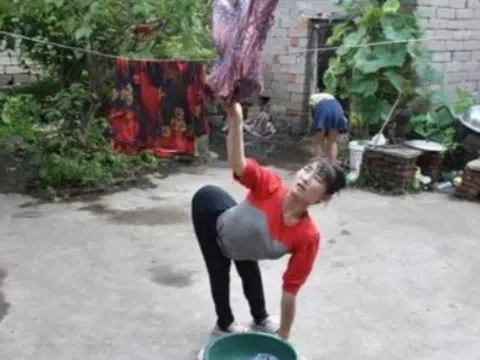 Cãi lời bác sĩ, "cô gái bò" quyết sinh con cùng chồng 50 tuổi, 2 đứa trẻ chào đời ai cũng tò mò