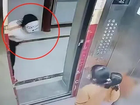 Hai bé gái bị một người phụ nữ đeo mặt nạ đe doạ trong thang máy và cái kết đau lòng