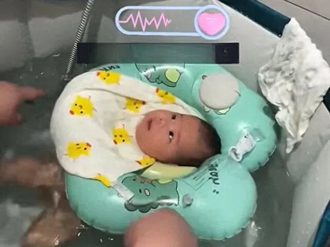 Khoảnh khắc “1 giây trước thảm hoạ”, bé 2 tháng tuổi xinh như thiên thần được cứu kịp thời trong tai nạn với phao bơi đỡ cổ