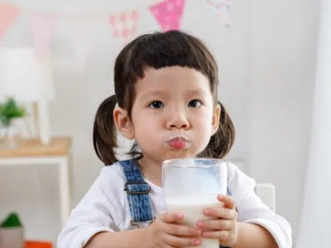Trẻ nhỏ nên chọn sữa và uống sữa thế nào là hợp lý? Có phải sữa ít ngọt là ít dinh dưỡng hơn sữa ngọt nhiều?