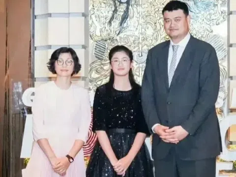 Bé gái 14 tuổi cao 1m92, biết chiều cao bố mẹ, ông bà, ai cũng phải thốt lên: Gia đình duy nhất trên thế giới!