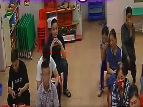 Vợ công khai đoạn video chồng có hành động “thả thính” khi đi họp phụ huynh cho con, cõi mạng bùng nổ bình luận