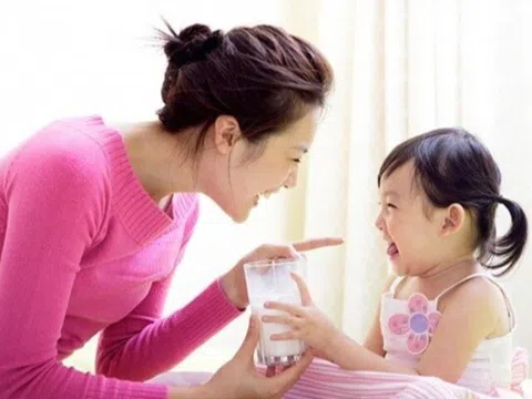 Mẹ chỉ bí kíp cực đơn giản giúp con thích uống sữa ít đường, nhưng vẫn tăng cân, phát triển chiều cao