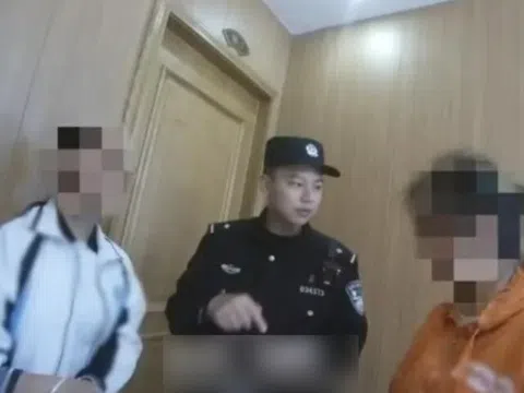 Mẹ và con gái vào nhà hàng gọi 3 món nhưng không đụng đũa suốt 1 giờ, ông chủ âm thầm gọi cảnh sát