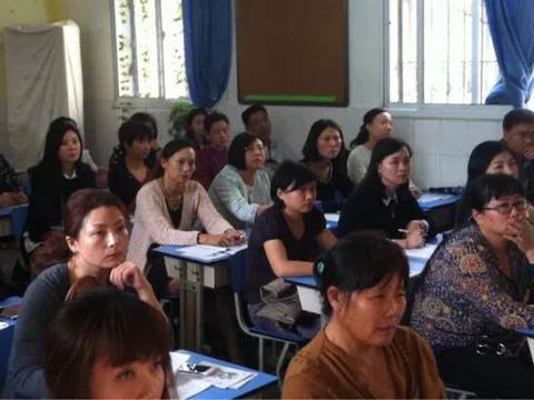 Tôi mất ngủ cả đêm khi bố chồng đi họp phụ huynh về mừng rỡ khoe cháu gái học bạ toàn điểm 10