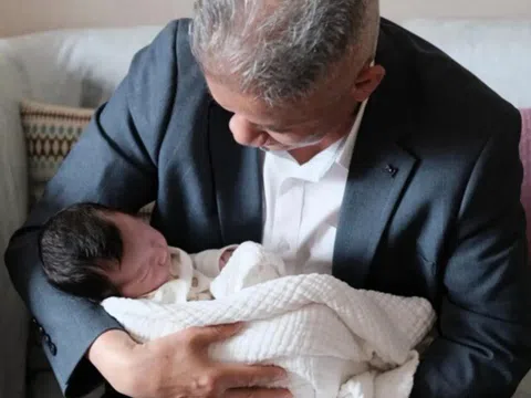 Cháu mang họ mẹ, ông nội đem 25 tỷ đồng cho người khác và nói với con trai 1 câu gây tranh cãi