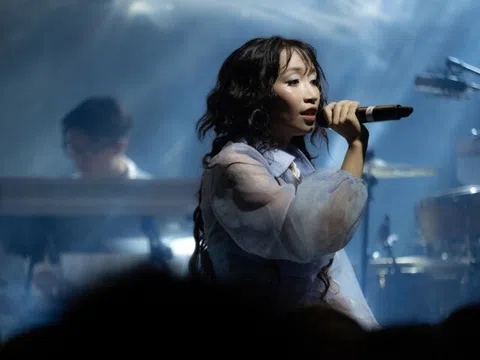 Mỹ Anh đầy cảm xúc trong minishow "phases of the moon", sẵn sàng cho chuỗi biểu diễn quốc tế