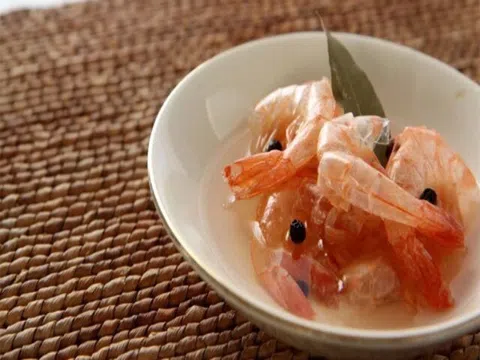 Mẹ chồng nấu cháo tôm cho cháu luôn bỏ thịt, chỉ lấy vỏ, biết lý do tôi sốc không nói nên lời
