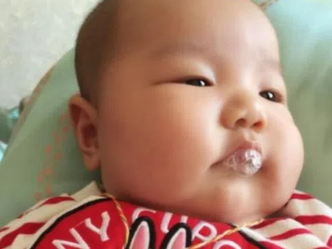 Con 2 tháng tuổi thường xuyên “thổi bong bóng”, mẹ tưởng hành động dễ thương nhưng bác sĩ bắt nhập viện ngay lập tức