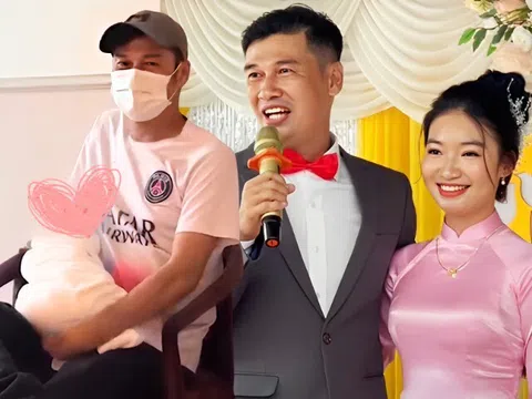 Diễn viên Tiết Cương đón con trai với vợ kém 26 tuổi, thấy lạ lẫm khi lần đầu làm bố ở tuổi U60
