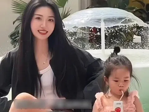 Định khoe cháu gái, bà ngoại hơn 40 tuổi bất ngờ nổi tiếng vì quá trẻ, quá xinh