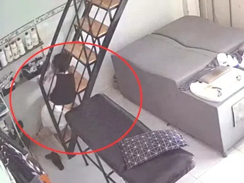 Mẹ Việt ngã từ trên tầng cao xuống đất, gặp nguy hiểm nhưng tay vẫn giữ chặt bảo vệ con