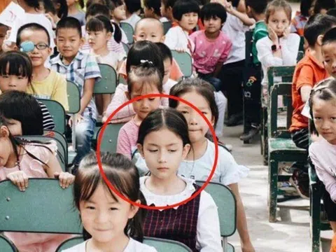 Bé gái nổi bật trong bức ảnh tập thể lớp vì diện mạo xinh đẹp, đáng nói nhất là khí chất Hoa hậu tương lai