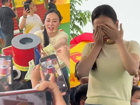 Phương Oanh khóc nức nở khi chứng kiến hoàn cảnh của cậu bé mồ côi, mặc giản dị ôm thùng tiền xin bà con quyên góp