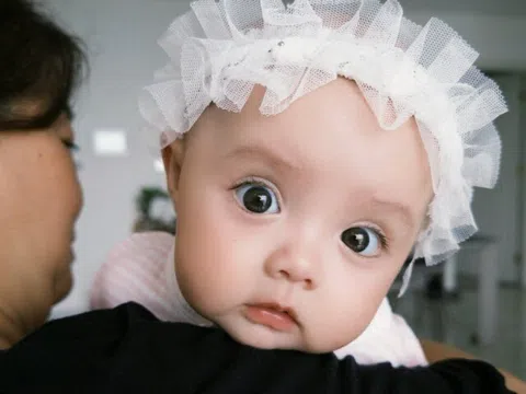 Bé gái Hà Nội "gây sốt" cõi mạng vì xinh như "búp bê sống", biết danh tính bố nổi tiếng ai cũng ngỡ ngàng