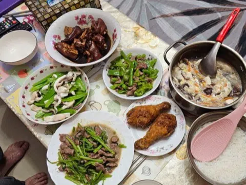 Con khen cơm nhà rất ngon, mẹ nhìn ảnh đứa trẻ gửi thì lập tức sa thải giúp việc
