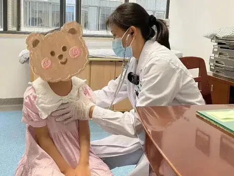 Bé gái 9 tuổi dậy thì sớm vì một thói quen sai lầm khi ăn mà nhiều trẻ em Việt mắc phải