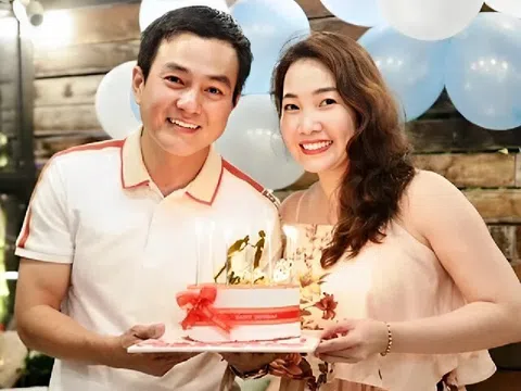 Cao Minh Đạt hạnh phúc chăm vợ đẹp mang thai con đầu lòng: "Hồi hộp, lo lắng, mong con đến bên mình"