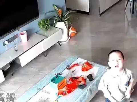Con nghỉ hè ở nhà một mình, cảnh tượng camera giám sát ghi lại được khiến mẹ nghẹn lời