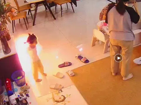 Camera trong nhà ghi lại cảnh tượng bé gái bỏ chạy khi đồ chơi trên tay phát nổ, chỉ vài giây nhưng ai cũng thất kinh