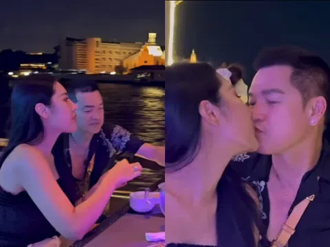 Quang Minh đưa bạn gái kém 37 tuổi đi ăn tối sang chảnh trên du thuyền, công khai "khóa môi" giữa chốn đông người