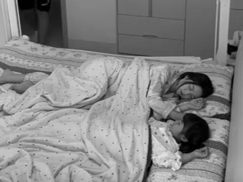 Vợ đẹp đang ngủ cùng con gái, hành động của chồng khiến bố mẹ bỉm thốt lên: "Giống hệt nhà mình!"