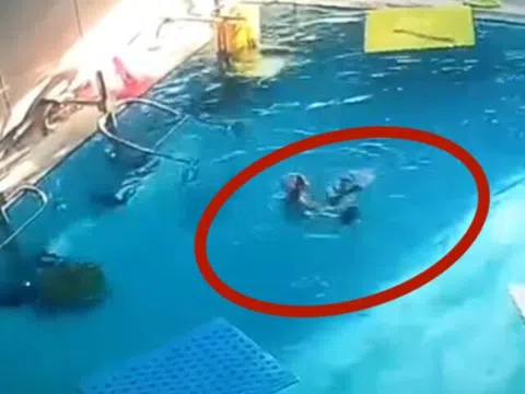 Đoạn video ghi lại giây phút thót tim ở hồ bơi, bé 5 tuổi bị đuối nước được cứu sống “kỳ diệu”