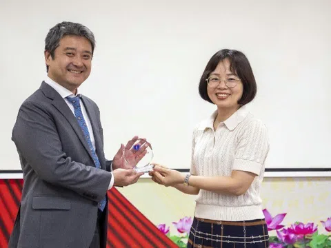 Diana Unicharm tặng khăn lau xua muỗi Bobby Antimos chung tay phòng sốt xuất huyết