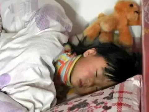 Nghỉ hè gửi con về quê cho bà nội chăm, lúc gọi hỏi thăm mẹ "điếng người" khi thấy con có biểu hiện lạ