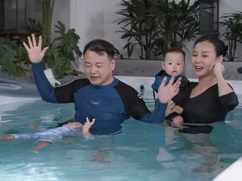 Phương Oanh - Shark Bình khoe cặp song sinh hơn 1 tuổi đã biết nổi trên mặt nước, quý tử Jimmy bản lĩnh hệt bố
