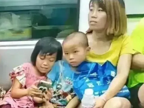 Khung cảnh trái ngược trên tàu điện cho thấy sự khác biệt rõ rệt trong cách nuôi dạy con